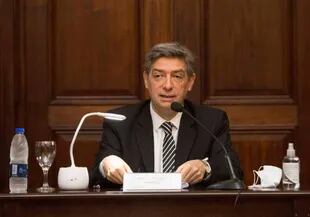 El presidente de la Corte Horacio Rosatti al entregar el Premio ADEPA al periodismo judicial