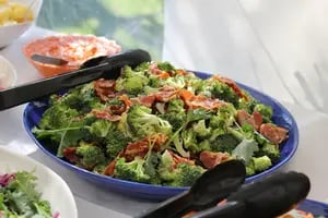 Ensalada de brócoli y espinaca con panceta y crocante de almendras