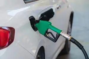 Cuánto cuesta y por qué aumentó el precio del combustible en California