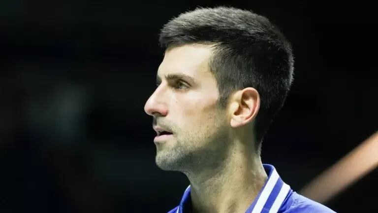 Novak Djokovic ha pedido ser trasladado a un lugar donde pueda practicar par el Open de Australia