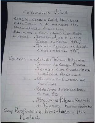 El currículum escrito a mano de Claudio, quien lo publicó en un sitio de empleos de La Plata