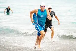 La natación es la parte inicial de los triatlones; en los Ironman, la distancia recorrida a brazadas es de 3800 metros.