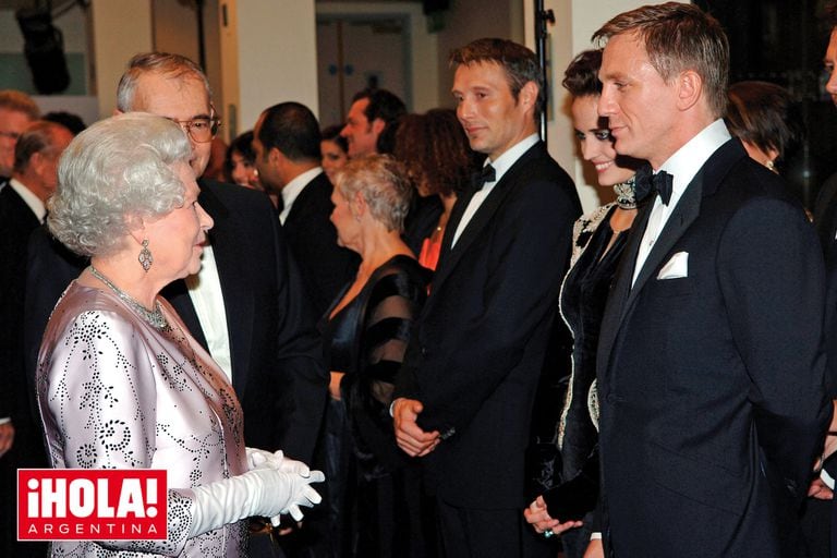 Daniel Craig saluda a Isabel II durante el estreno de Casino Royale, en 2006.