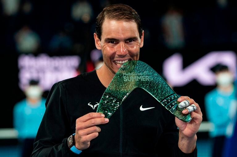 Tradicional gesto de Rafael Nadal: a los 35, sigue "mordiendo" trofeos