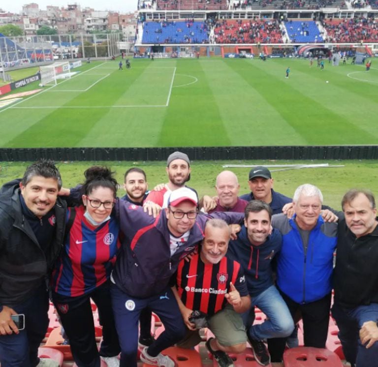 En el estadio Pedro Bidegain junto a otros socios.