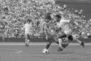 Pele y uno de sus últimos encuentros en el Santos, en 1973