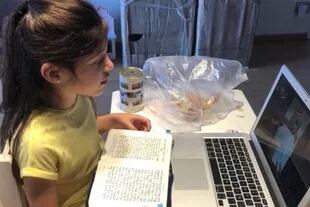 Iasmin Muhafra, de 8 años, todas las tardes se conecta con otros judíos para hacer una plegaria por el fin del coronavirus