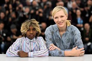 Aswan Reid y Cate Blanchett posan sonrientes y muy relajados para las cámaras de los fotógrafos que cubren Cannes