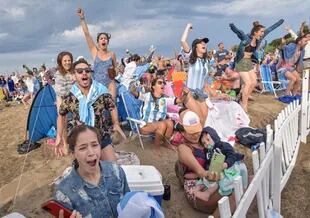 En la playa Paseo Las Toscas, de Mar del Plata, miles de hinchas pudieron ver el partido de Argentina en una pantalla gigante