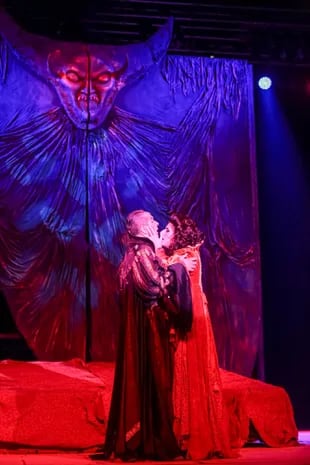 Una de las más escenas más emocionantes: el duelo vocal entre Drácula y Mina, el foco de su amor