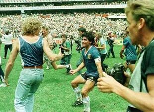 De espaldas, a punto de darse el abrazo con Maradona, el día de los dos goles a los ingleses, Mundial 1986.