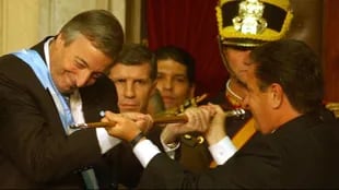 Kirchner, el 25 de mayo de 2003, al recibir el bastón presidencial de parte de Duhalde en el Congreso