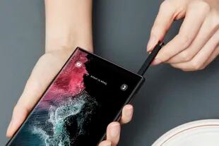 Cuando no se usa, el S Pen del Galaxy S22 Ultra se guarda dentro del teléfono, donde se recarga su batería