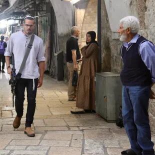 Un civil colono judío armado camina por Jerusalén Oriental