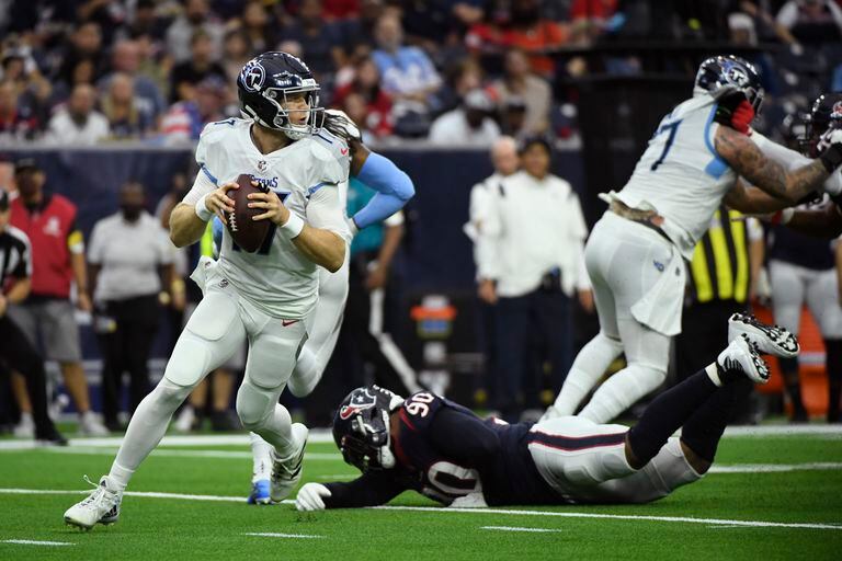 El quarterback de los Titans de Tennessee Ryan Tannehill busca a quien lanzarle el balón en el encuentro ante los Texans de Houston el lunes 9 de enero del 2022. (AP Fhoto/Justin Rex )