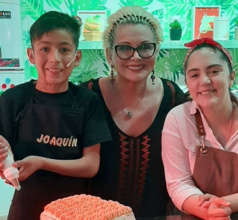 Joaquín junto a Carmen Barbieri y Samanta Casais, exparticpante de Bake Off Argentina (Foto: Captura Instagram/@joaquinn5084)
