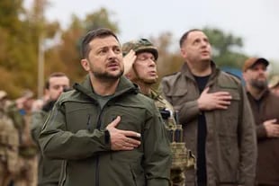 Según Waters, Zelensky debe ceder en sus pretensión de mantener la integridad territorial de Ucrania.