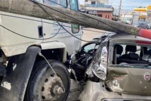 Un camión se quedó sin frenos, chocó a siete vehículos e hirió de gravedad a una mujer