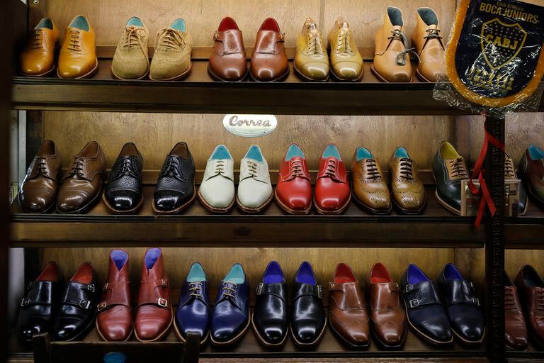 Hacen zapatos a medida y a mano desde 1955 y un par puede costar hasta 2000 dólares