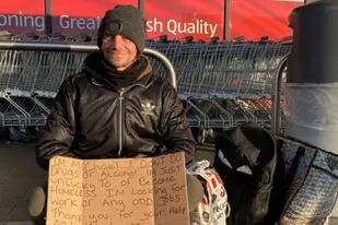 “No me gusta mendigar”: el honesto cartel con el que un indigente consiguió salir de la calle