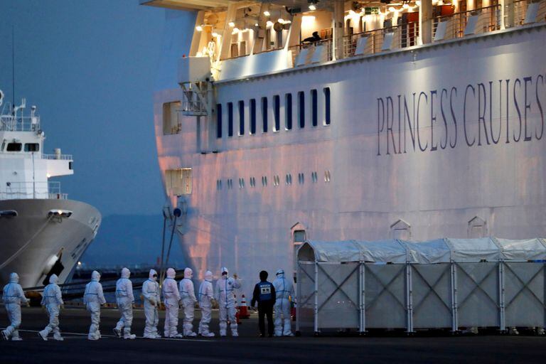Personal médico aborda el crucero Diamond Princess amarrado en el puerto de Yokohama