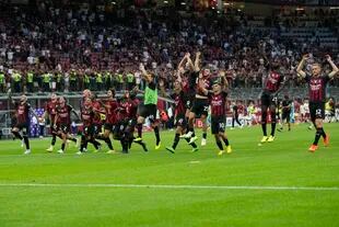 Milan choca con Napoli, otro de los tres líderes de la Serie A, en busca de mantener la cima y el invicto