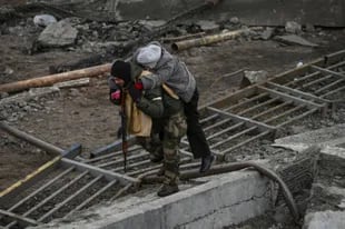 Las fuerzas rusas bombardearon ciudades ucranianas desde el aire, la tierra y el mar el lunes, con advertencias de que se estaban preparando para un asalto a la capital, Kiev, mientras los civiles aterrorizados no lograron, por segundo día, escapar de la sitiada Mariupol. 