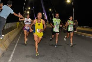 Durante los 10 kilómetros los atletas reciben el aliento de quienes se acercan a ver la maratón