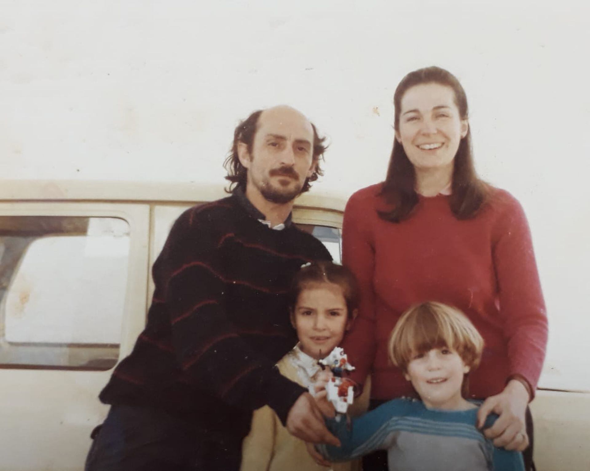 Jorge Antonio Daffunchio junto a su mujer y sus hijos frente al Renault 6 donde escuchó por primera vez que había un concurso de canciones.