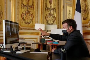 El presidente francés, Emmanuel Macron, habla con un director escolar, profesores y niños de la escuela Itard ubicada en Oraison, en el sur de Francia, durante una videollamada en el Palacio del Elíseo en París el 6 de abril de 2021, en medio de la pandemia de Covid-19