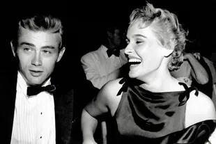 Otra conquista: Dean junto a la actriz Ursula Andress, en agosto de 1955, durante una cena de gala a la que asistieron como pareja