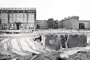 Los restos del búnker de Adolf Hitler, donde se suicidó a fines de abril de 1945, antes de ser demolido