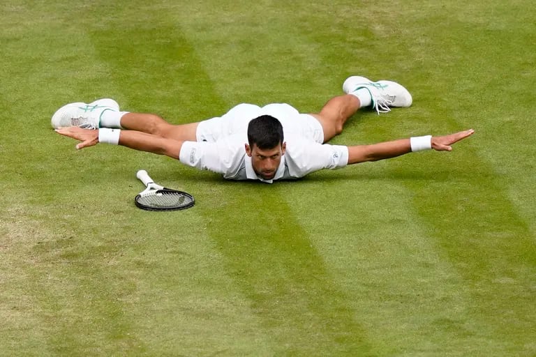 Wimbledon: l’indimenticabile rimonta di Novak Djokovic contro Yannick Sener e il superbo punto per competere tra i migliori dell’anno