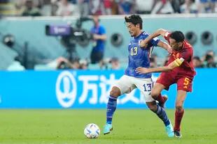 El mediocampo defensivo Hidemasa Morita de Japón y el Sporting CP y el mediocampo defensivo Sergio Busquets de España y el FC Barcelona compiten por el balón durante el partido del Grupo E de la Copa Mundial de la FIFA Qatar 2022