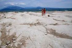 Las impresionantes imágenes del lago más grande de Italia, afectado por la peor sequía en décadas