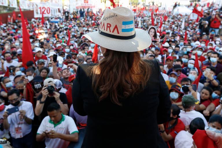La candidata presidencial del Partido Libre, Xiomara Castro, asiste a un mitin de clausura de campaña, en San Pedro Sula, Honduras