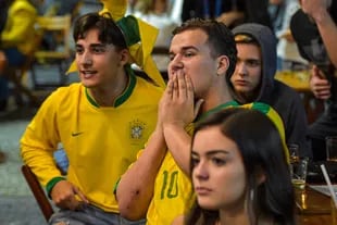 Frustración y lamentos: los hinchas brasileños pasaron de no prestarle atención al torneo, a sufrir una caída ante el eterno rival en su propia casa