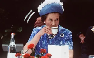 Isabel II ha sido fotografiada en múltiples ocasiones mientras tomaba el té (Crédito: Vanidades)