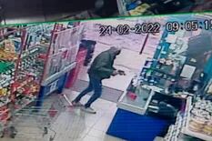 Un reincidente fue detenido por golpear a un comerciante y robar un supermercado chino