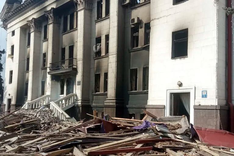 Equipes de resgate procuram sobreviventes nas ruínas de um teatro destruído por ataques aéreos russos na cidade sitiada de Mariupol, enquanto violentos bombardeios russos mataram dezenas em uma cidade do norte no último dia, segundo o governador local.