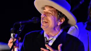 Bob Dylan performs during on day 2 of The Hop Festival in Paddock Wood, Kent, June 30, 2012.  Nobel Literatura