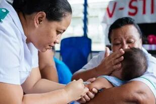 Vacuna contra el covid-19: la difícil decisión de ya empezar (o no) a inmunizar a los niños