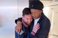 Las inéditas fotos de Ronaldinho con Leo Messi en la cancha del PSG