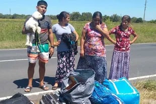Lidia Estigarribia y su familia, varados en la ruta chaqueña, días atrás, a la espera de ingresar a Formosa