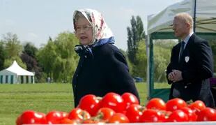La Reina Isabel II de Inglaterra visita los puestos de verduras y frutas durante la Feria Equina Royal Windsor, en los terrenos del Castillo de Windsor, el 12 de mayo de 2005