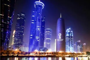 Un vuelo desde Dubai a Doha dura menos de una hora y cuesta a partir de los 250 dólares por tramo, e incluye la conexión con el estadio.