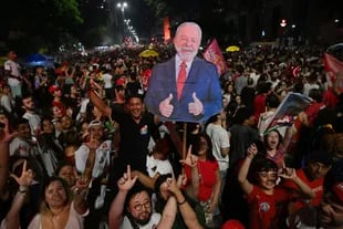 Simpatizantes del presidente electo de Brasil por el izquierdista Partido de los Trabajadores (PT), Luiz Inacio Lula da Silva, celebran después de que su candidato ganara la segunda vuelta de las elecciones presidenciales en la avenida Paulista en San Pablo, Brasil, el 30 de octubre de 2022.