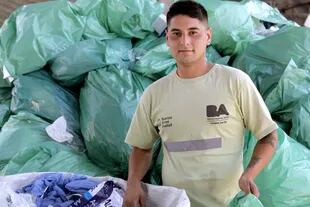 "Lo que para otros es basura, para nosotros es lo que nos permite sostener a nuestras familias", dice Ricardo Lezcano, que tiene 25 años e integra la cooperativa Siempre Verde