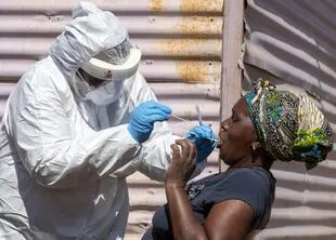 La realización de pruebas del coronavirus en Lenasia South, al sur de Johannesburgo, Sudáfrica.