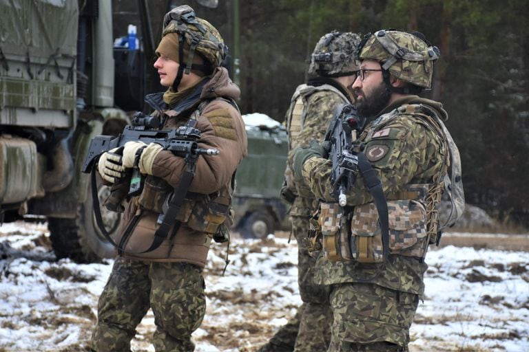 Dos soldados de la OTAN se preparan para la movilizacin, en una imagen difundida por el Departamento de Estado de EE.UU.